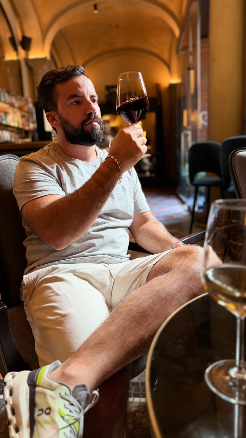 Victor degustando vinho
